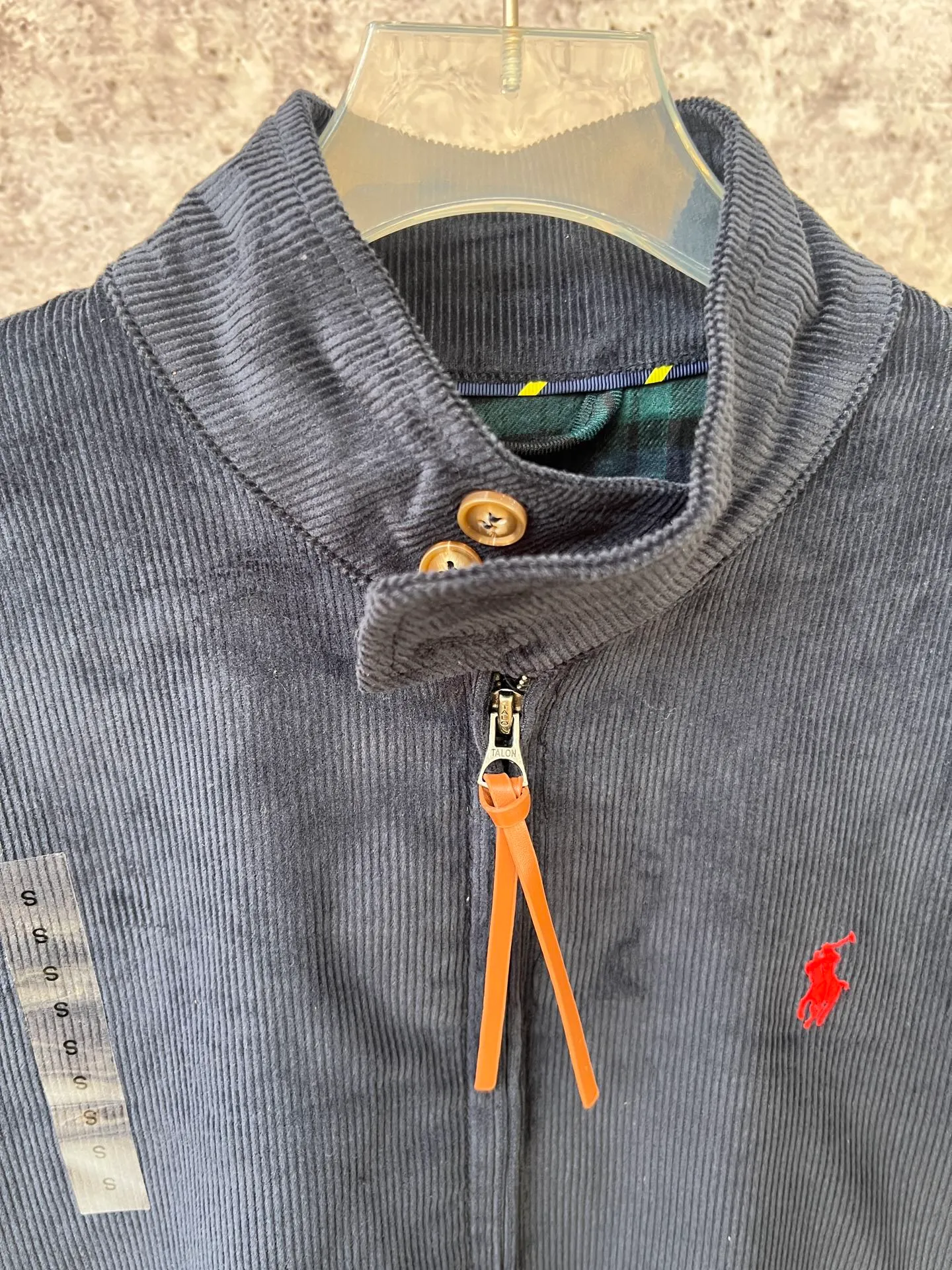 P330 Ralph Lauren autumn old-money style unisex Harrington corduroy jacket. The upper body of major celebrities and Internet celebrities is the same. The short and wide version of the corduroy fabric upper body is soft and comfortable. The inner plaid fabric is made of customized rental accessories and fine workmanship.